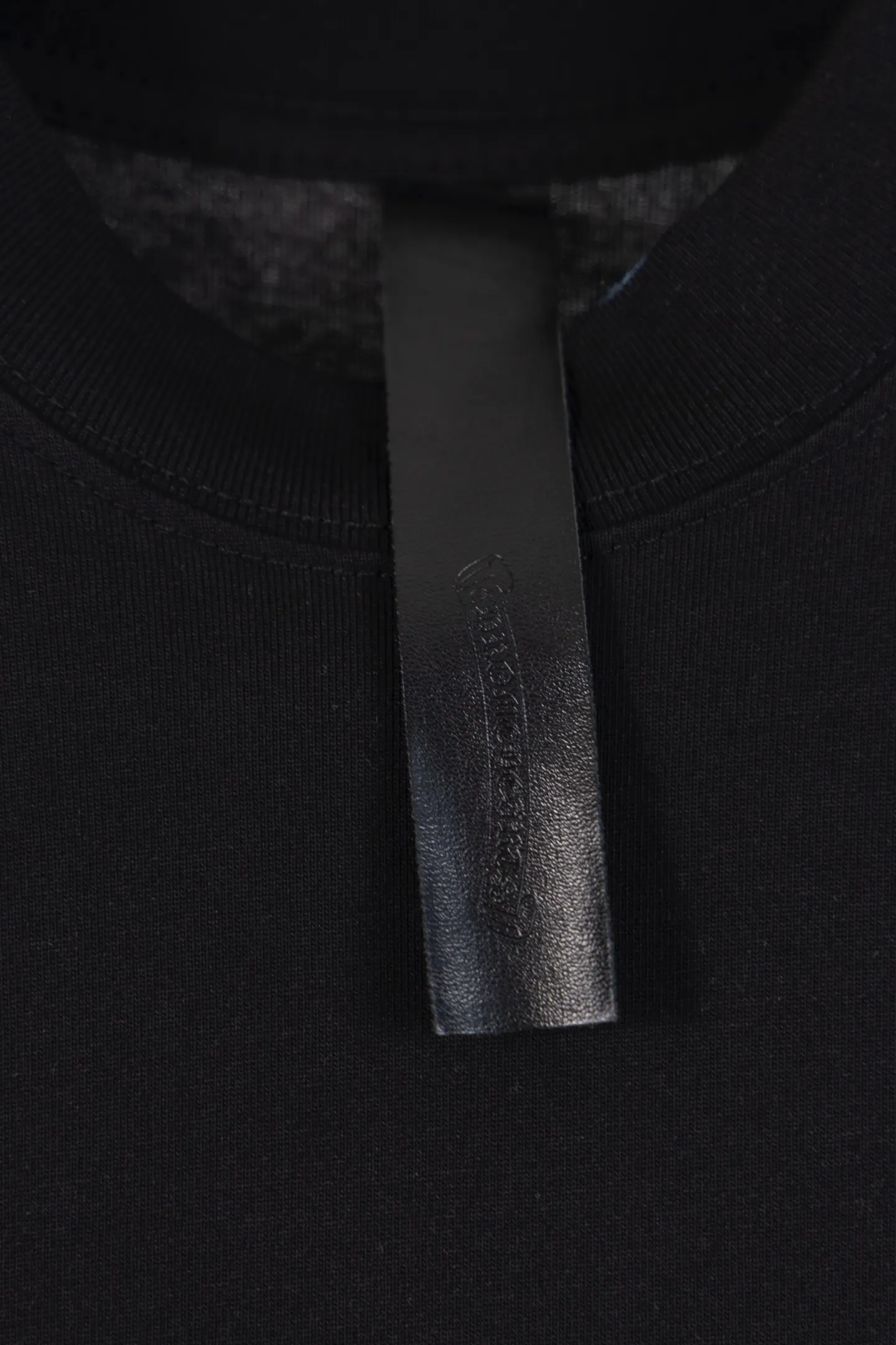 🅿️190 top version model number k8047 CH Kejia Sanskrit cross heavy industry foam printed T-shirt! Every one of Crow's products is really unique. Every piece has a back view. This leather label design is really cool. The leather label and silver jewelry design make the whole dress the icing on the cake. The texture of the whole short-sleeved piece is really amazing. It is made of 260g pure cotton fabric! 100% authentic to the official version, with all the details. All cuffs, shoulder seams, armholes, and necklines are all double-needle crimping. This is the rigorous craftsmanship that big brands should have. Details determine quality. The original washed tag packaging is full of style! The whole piece adopts three-needle and five-thread technology (neckline-shoulder seam-sleeve seam-double-pressed thread, which looks more three-dimensional and textured) and has the same craftsmanship as the original original, with a classic version, small dropped shoulders, and a micro silhouette! Color: Black White Size: XS-L